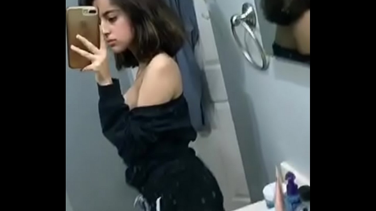 Chica se toca para el publico