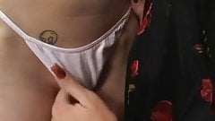 Older slut licks teen pussy