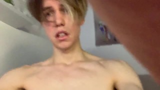русский мальчик из тик тока смотрит порно и кончает в стакан