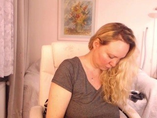 LauraSky on cam for live i sexy video chat