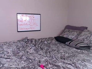 FoxylilSlut on cam for live sex chat