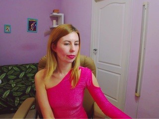 HouseWiffe on cam for live sex chat