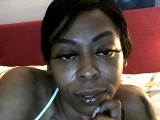 Qxueen on cam for live sex chat