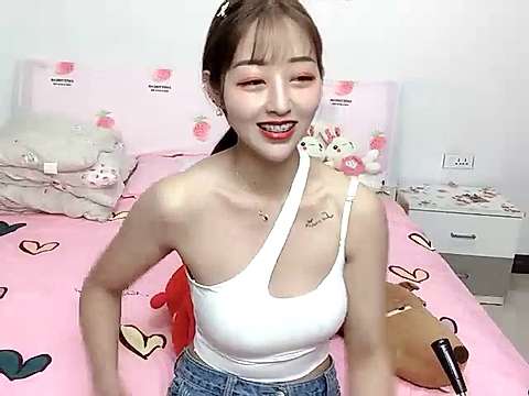 AManda-cori naked stripping on cam for live sex video chat