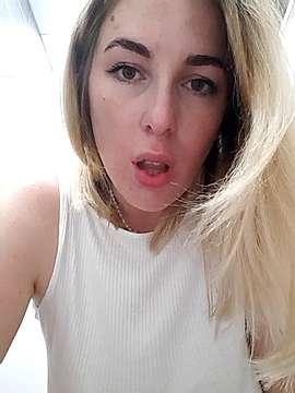 AmeliaSeen naked stripping on cam for live sex video chat
