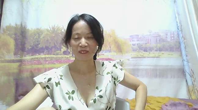 HaraVoss naked stripping on cam for live sex video chat