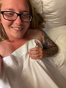 HazelMadison naked stripping on cam for live sex video chat