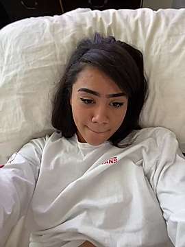 HOEHUXTABLE naked stripping on cam for live sex video chat