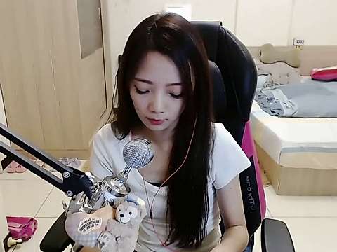 illy-cq naked stripping on cam for live sex video chat