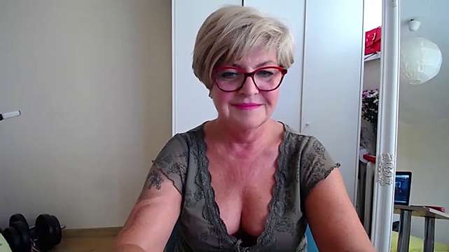 JulieAmber naked stripping on cam for live sex video chat