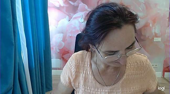 Katie_Joness naked stripping on cam for live sex video chat