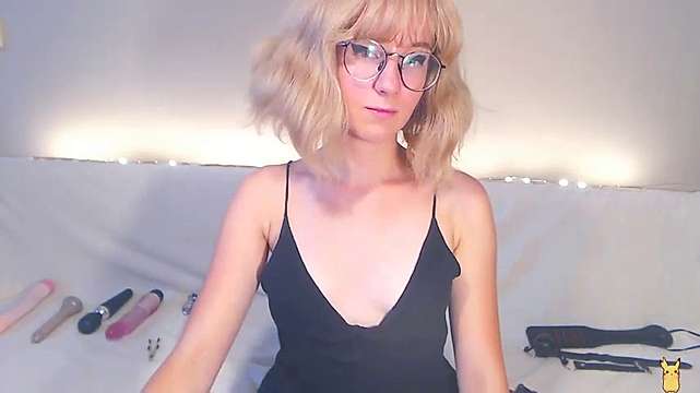 KellyFranz naked stripping on cam for live sex video chat