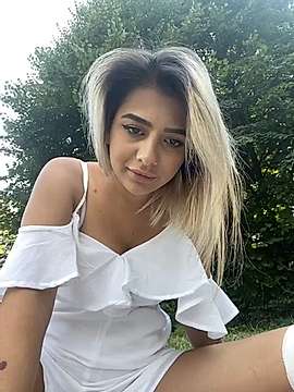LaraVegas naked stripping on cam for live sex video chat