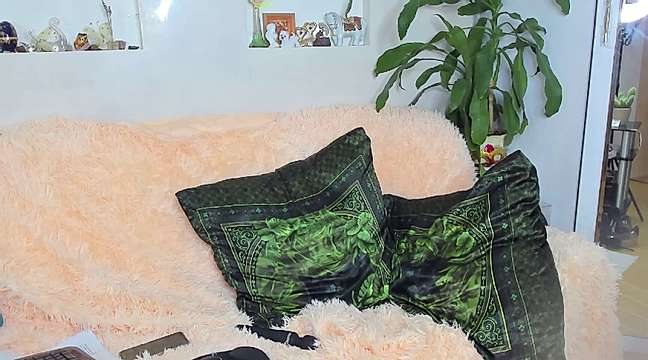 ledy_sayuri naked stripping on cam for live sex video chat