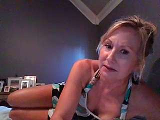 Lisaisluscious naked stripping on cam for live sex video chat