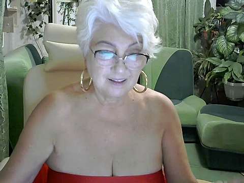 LovelyHelena naked stripping on cam for live sex video chat