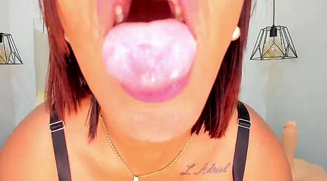 lucyy_bennet naked stripping on cam for live sex video chat