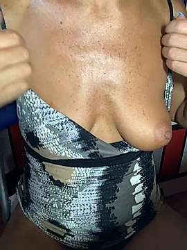 MeDeAna553 naked stripping on cam for live sex video chat