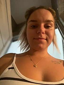 MeekBee naked stripping on cam for live sex video chat