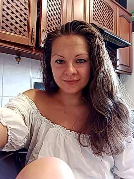 MilaFamouse naked stripping on cam for live sex video chat