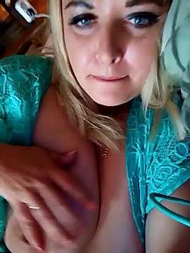 SindiHelen naked stripping on cam for live sex video chat