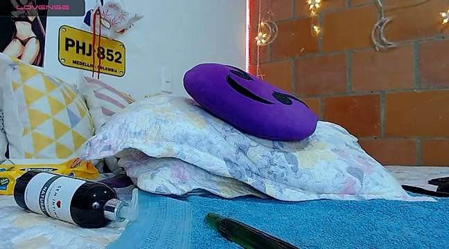 Susan_Foxx naked stripping on cam for live sex video chat