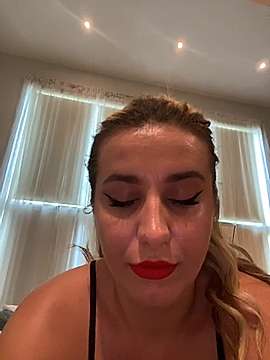 SweetRoxxy naked stripping on cam for live sex video chat