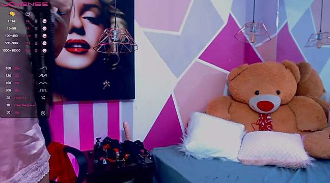 vennusslyn naked stripping on cam for live sex video chat