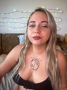 AllieButterfly naked stripping on cam for live sex video chat