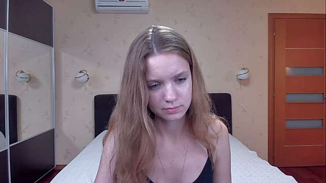 CassandraBlare naked stripping on cam for live sex video chat