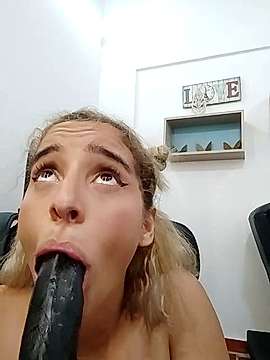 Charllottsc naked stripping on cam for live sex video chat