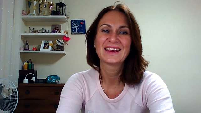 FoxySienna naked stripping on cam for live sex video chat