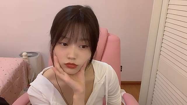 Insgir naked stripping on cam for live sex video chat