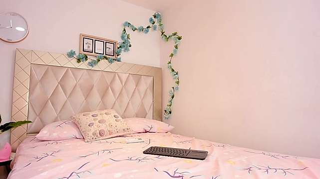 IssaKinky_1 naked stripping on cam for live sex video chat