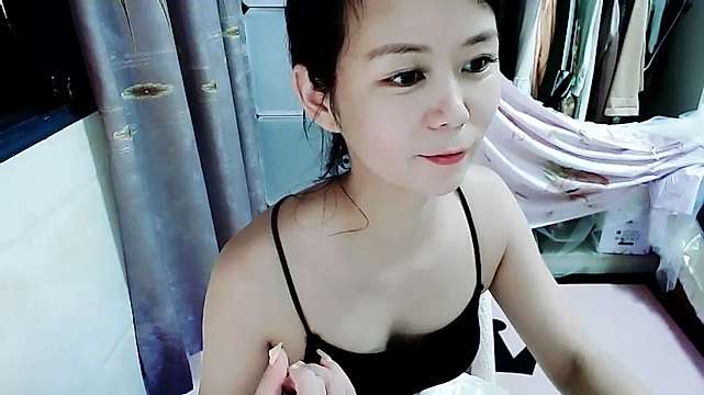 kellqin naked stripping on cam for live sex video chat