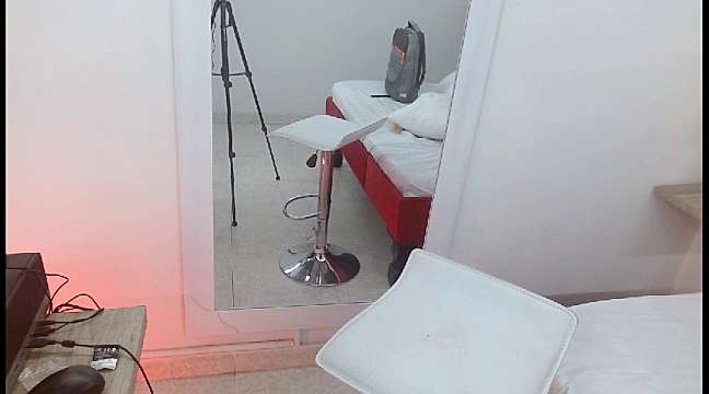 KENDALLLOVERS naked stripping on cam for live sex video chat