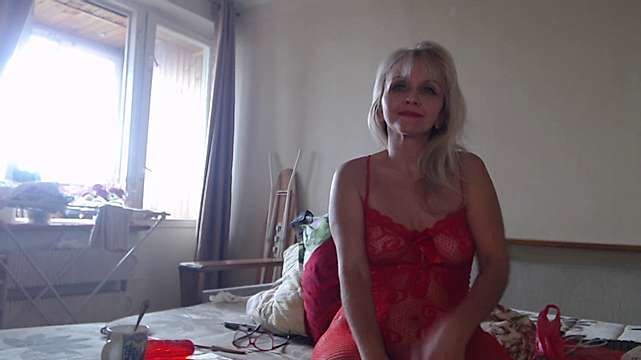 larawet naked stripping on cam for live sex video chat