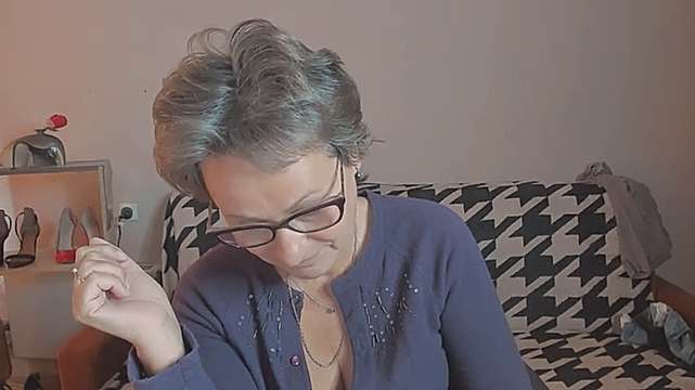 lauraoven naked stripping on cam for live sex video chat