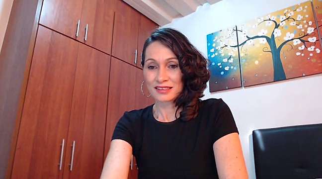 Linda_Sensual naked stripping on cam for live sex video chat