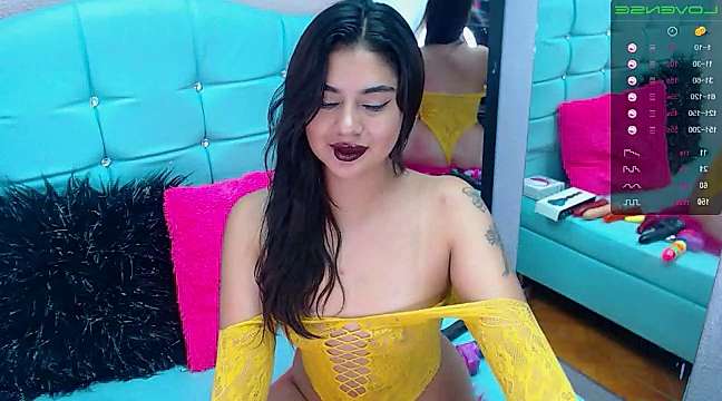 Lucianafozi naked stripping on cam for live sex video chat