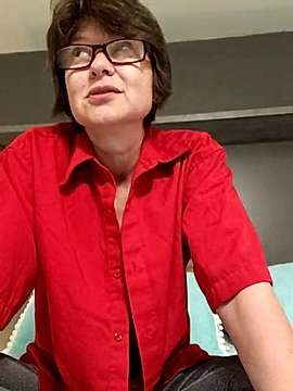 OrangeHello naked stripping on cam for live sex video chat