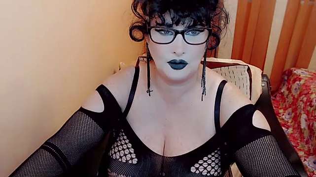 QuuenOfSin naked stripping on cam for live sex video chat