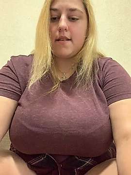 SaftigeVikky naked stripping on cam for live sex video chat