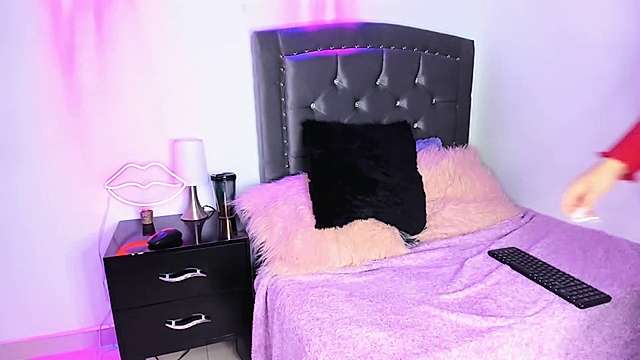 samantha_hot20 naked stripping on cam for live sex video chat