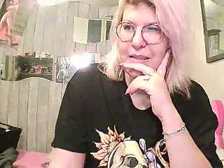 Sandrasosexy naked stripping on cam for live sex video chat