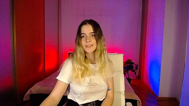 SaraFrank naked stripping on cam for live sex video chat