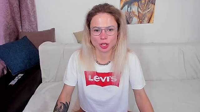 sarah_shot naked stripping on cam for live sex video chat