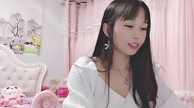 SarahLynnx naked stripping on cam for live sex video chat