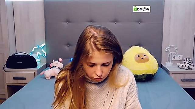 ScarlettShy naked stripping on cam for live sex video chat