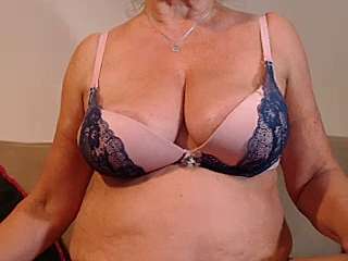 SpicySandra naked stripping on cam for live sex video chat